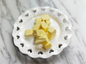 黄油切小块称重。