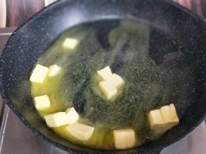 将切小块的黄油放入不粘锅中，小火将黄油融化。