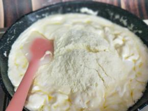 加入奶粉，继续小火翻炒。
