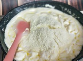 加入奶粉，继续小火翻炒。