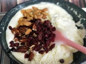 迅速加入坚果。