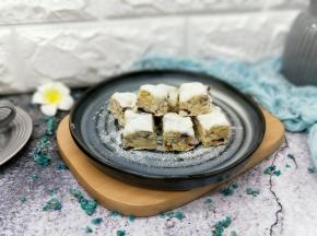 戴雪花酥有点余温时切块，块的大小离形状可以根据个人喜欢。