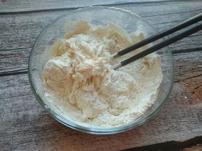 面粉加入温水，搅拌成絮状