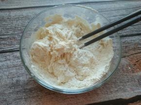 面粉加入温水，搅拌成絮状