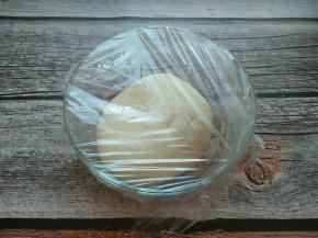 揉成光滑的面团，盖上保鲜膜醒20分钟。