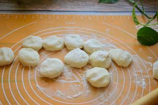 面团分成小的面团按扁。