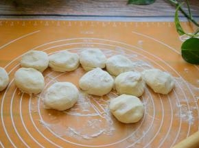 面团分成小的面团按扁。