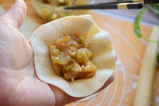 把馅放中间，（馅：所有馅的食材混合拌匀即可）