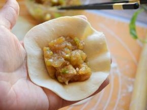 把馅放中间，（馅：所有馅的食材混合拌匀即可）
