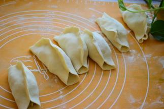 像包饺子一样包起来，两边不要包，留孔。