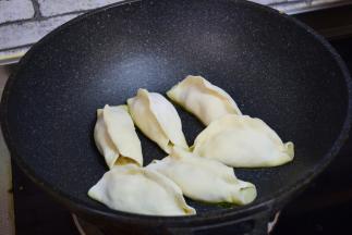 少许油热加锅贴放中中火煎，底部煎出金黄色。