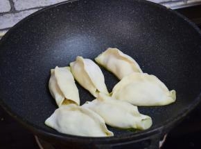 少许油热加锅贴放中中火煎，底部煎出金黄色。