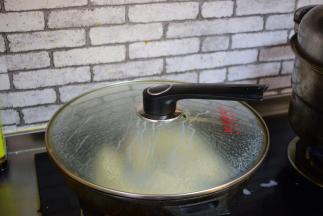 盖上锅盖小火闷至水干即可。