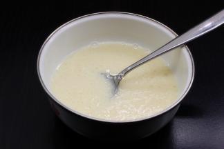 椰子油隔水融化，加入牛奶、糖粉、椰子粉拌均；