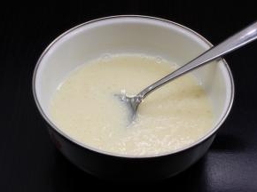 椰子油隔水融化，加入牛奶、糖粉、椰子粉拌均；