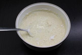 把步骤2的牛奶液体，慢慢倒入步骤3混合粉中，拌均；