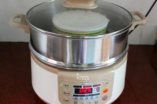 蒸锅中水煮沸，隔水放入蒸锅中，大火蒸25分钟；