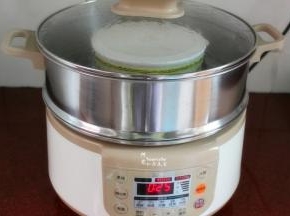 蒸锅中水煮沸，隔水放入蒸锅中，大火蒸25分钟；