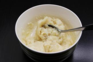 蒸好的米糊，趁热，拌均至顺滑状；