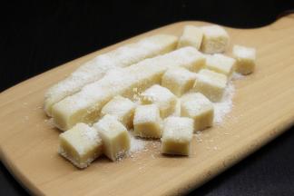 取出，撒上椰蓉，切小方块即可吃。