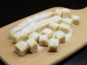 取出，撒上椰蓉，切小方块即可吃。