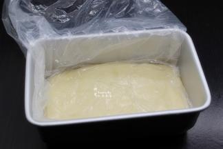 面糊稍微冷却，装入保鲜袋，放入模具中压平，放入冰箱冷藏2小时；