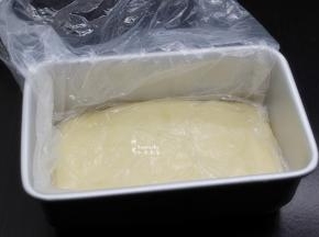 面糊稍微冷却，装入保鲜袋，放入模具中压平，放入冰箱冷藏2小时；