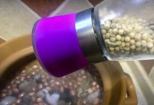 鲜磨少许胡椒粉提味