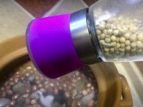 鲜磨少许胡椒粉提味
