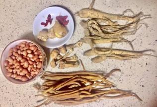 所需食材部分大火，砂锅加入5L纯净水！松茸洗净，老姜拍破