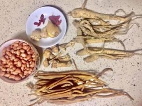 所需食材部分大火，砂锅加入5L纯净水！松茸洗净，老姜拍破