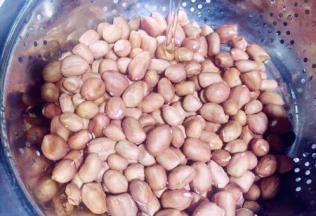 花生粒洗净沥水
