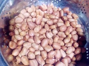 花生粒洗净沥水