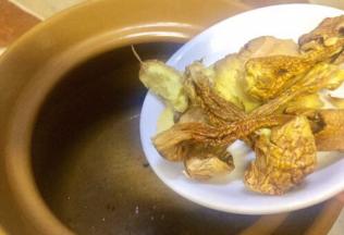 放入砂锅里先炖上