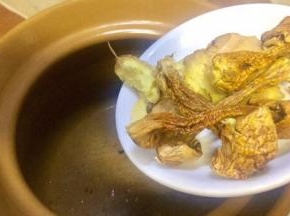 放入砂锅里先炖上