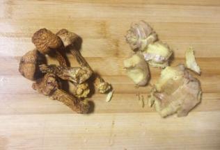 大火，砂锅加入5L纯净水！松茸洗净，老姜拍破