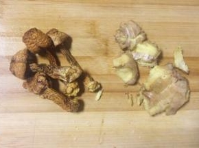 大火，砂锅加入5L纯净水！松茸洗净，老姜拍破