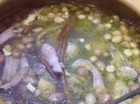 开大火，需要搅拌，待汤开了改用小火加盖煨汤