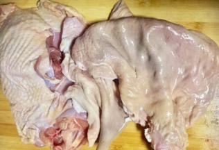 新鲜的洗净土鸡和已经洗净的猪肚（这里就不详细说明如何清洗猪肚了，可参考我之前的菜谱猪肚鸡汤里有详细说明）