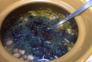 把洗净的木耳倒入一起炖，同样的大火烧开后改用小火加盖煨汤，砂锅保温性能好，再炖40分钟，关火再闷10分钟，诱人的滋补浓汤香味早已弥漫整个空气