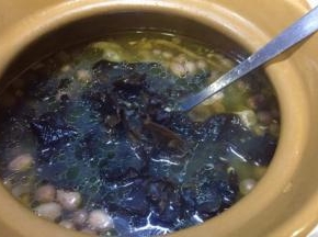 把洗净的木耳倒入一起炖，同样的大火烧开后改用小火加盖煨汤，砂锅保温性能好，再炖40分钟，关火再闷10分钟，诱人的滋补浓汤香味早已弥漫整个空气