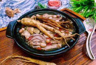 加少许调味盐在自己喜欢的器皿里，盛上鲜浓美味的鸡汤再撒上数颗枸杞给家人享用吧！