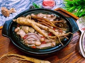 加少许调味盐在自己喜欢的器皿里，盛上鲜浓美味的鸡汤再撒上数颗枸杞给家人享用吧！