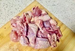 土鸡切成合适大小的坨放入砂锅