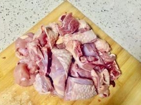 土鸡切成合适大小的坨放入砂锅