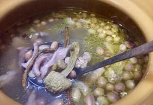 中途需要搅拌，煨汤一小时左右，土鸡的油炖出金黄色，肚子收缩