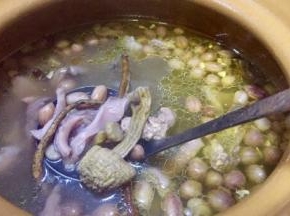 中途需要搅拌，煨汤一小时左右，土鸡的油炖出金黄色，肚子收缩