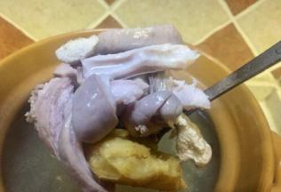 需要搅拌，大火汤开了，改小火加盖炖汤