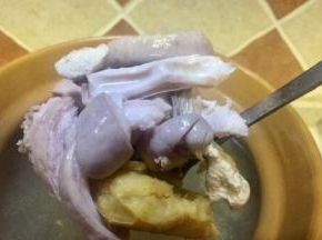 需要搅拌，大火汤开了，改小火加盖炖汤