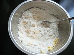 将牛奶，黄油，白糖加入面粉中，牛奶一点点的加。